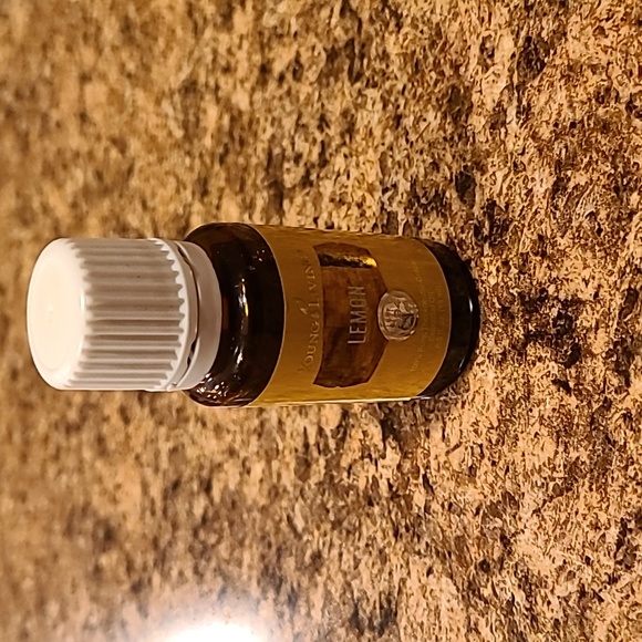 15 ml Young Living Lemon Essential Oil - Picture 2 of 2